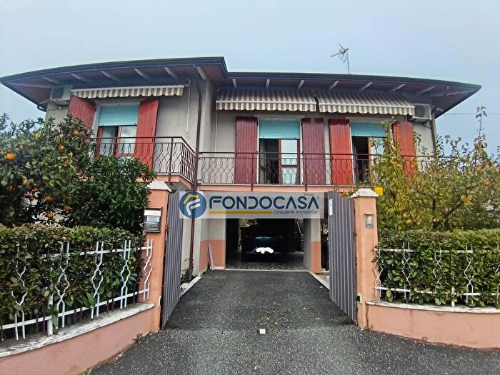 Casa con 6 locali in vendita in Via Brigate Partigiane, Carrara