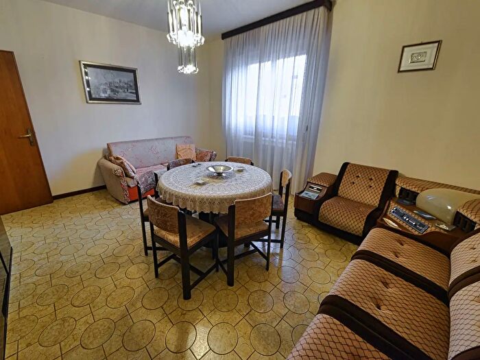 Appartamento quadrilocale in vendita in Piazza Trieste, Cislago
