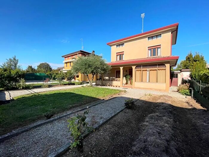 Casa con 7 locali in vendita in Cordenons