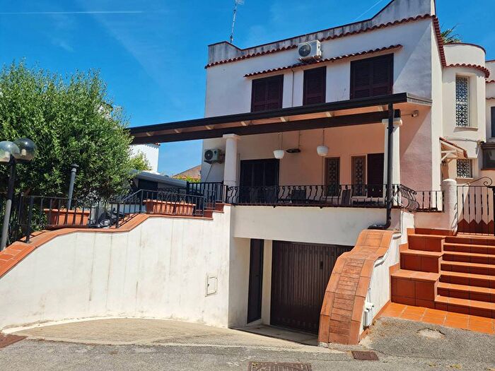 Casa con 6 locali in affitto in Via Lago Patria, Lago Patria, Giugliano in Campania