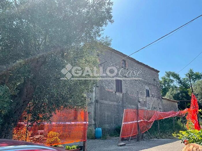 Casa con 6 locali in vendita in Via Motta Castrolibero, Castrolibero