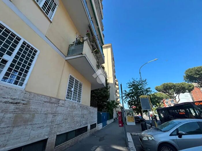 Appartamento trilocale in vendita in Viale Pico della Mirandola, Roma