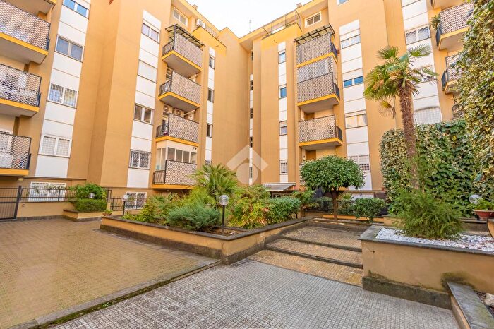 Appartamento trilocale in vendita in Via Suvereto, Roma