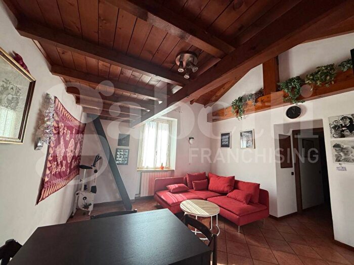 Appartamento trilocale in affitto in Via Licinio, Centro, Erba