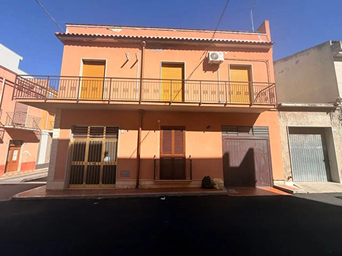 Casa con 7 locali in vendita in Via Catania, Avola