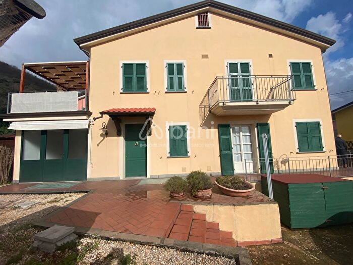 Casa con 6 locali in vendita in Via Ameglia, Ameglia
