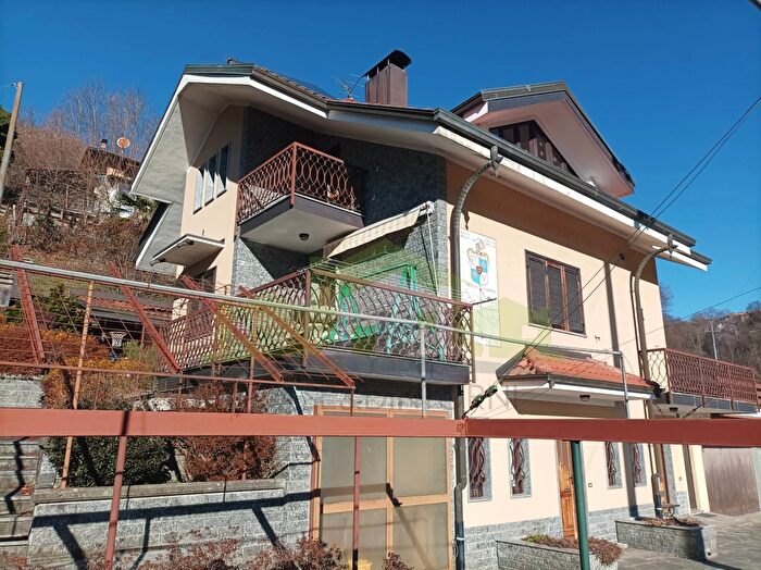 Casa con 9 locali in vendita in Cellio con Breia