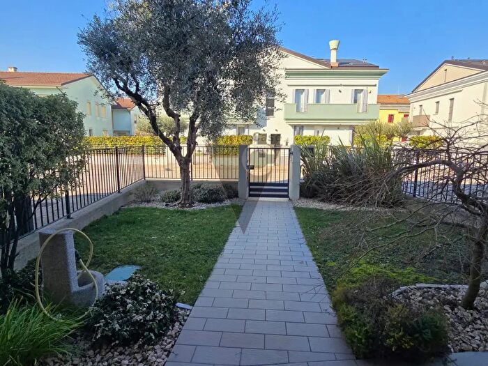 Casa con 5 locali in vendita in Via Napoli, Camponogara