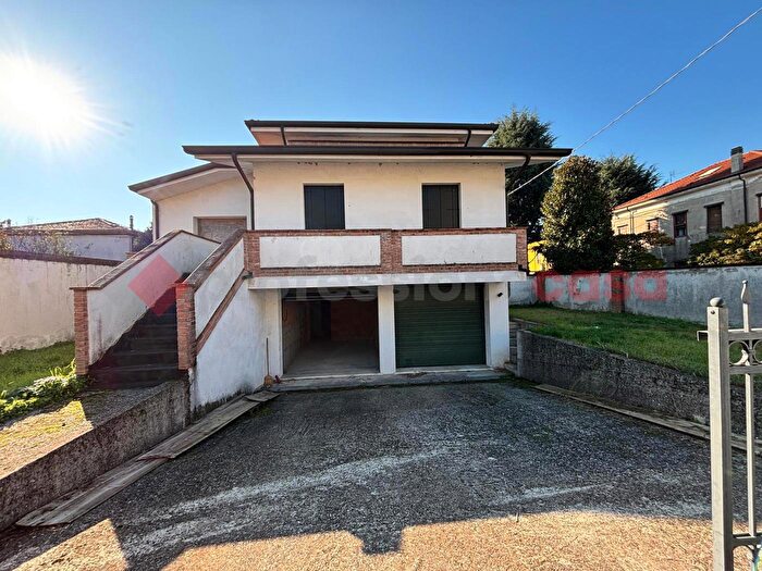 Casa con 6 locali in vendita in Via Filippi, Lendinara