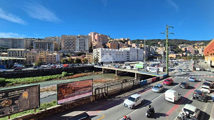 Appartamento quadrilocale in vendita in Via del Piano, Genova