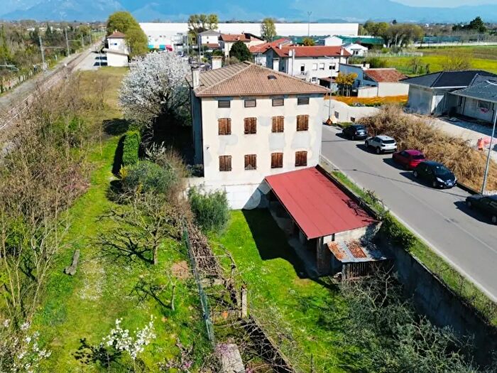 Casa con 5 locali in vendita in Via Stazione Rossano, Rosa