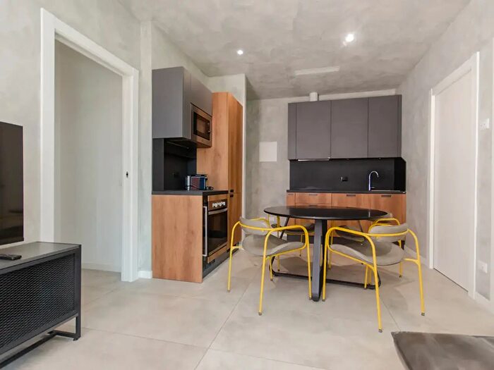 Appartamento trilocale in vendita in Via Ravenna, Milano