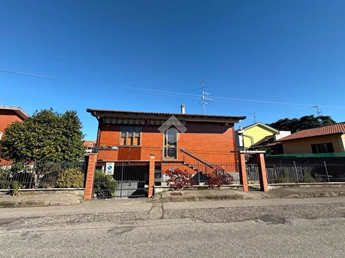 Casa trilocale in vendita in Via Parazzolo, Trecate