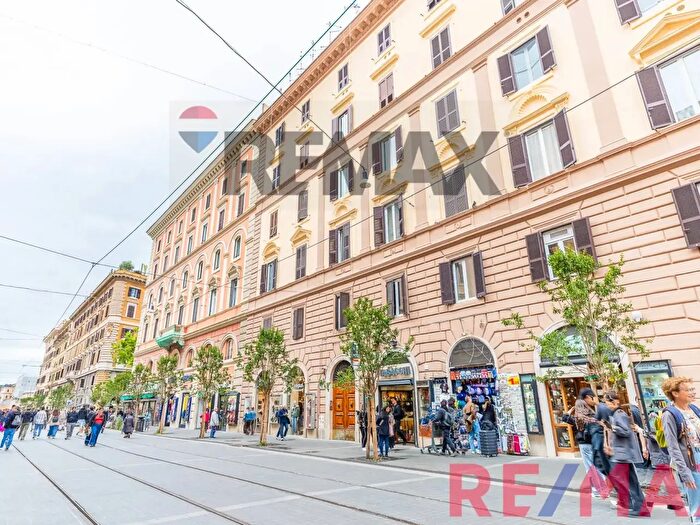 Appartamento con 6 locali in vendita in Via Ottaviano, Roma