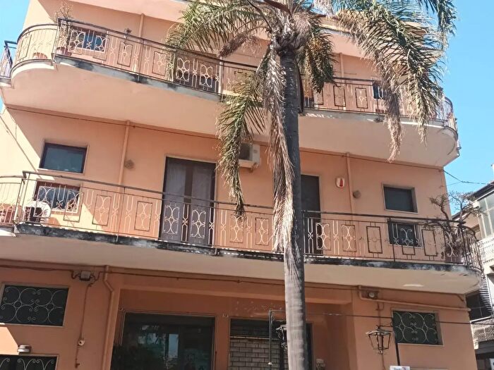 Appartamento con 5 locali in vendita in Corso Vincenzo Bellini, Fiumefreddo Di Sicilia