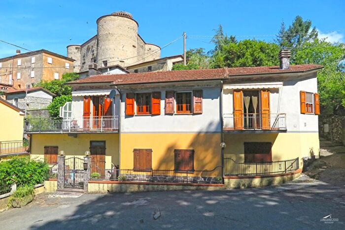 Casa con 6 locali in vendita in Licciana Nardi