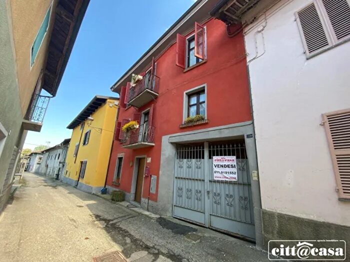 Casa con 5 locali in vendita in Lauriano