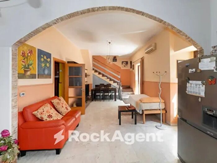 Casa con 5 locali in vendita in Via Santa Barbara, Catania