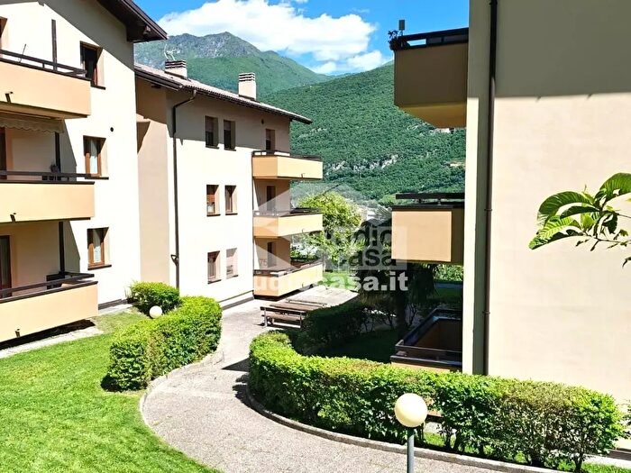 Appartamento quadrilocale in vendita in Via Zandonai, Ala