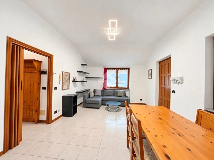 Appartamento trilocale in affitto in Via per Rogorbello, Vervio