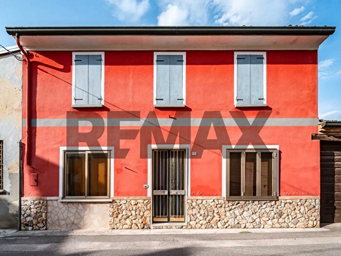 Casa quadrilocale in vendita in Vicolo Ferri, Gazzuolo
