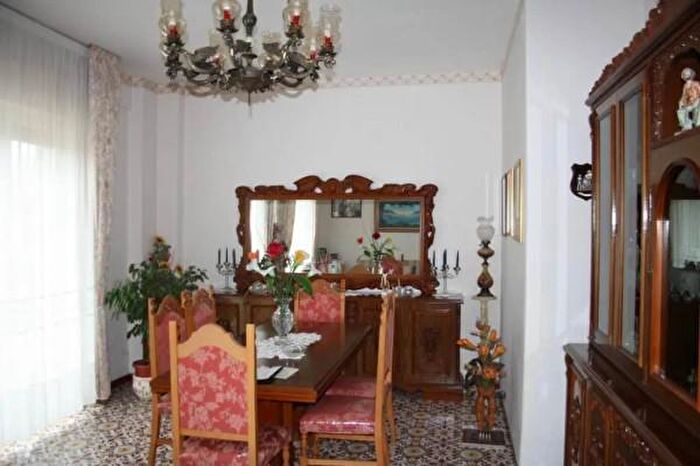 Appartamento con 6 locali in vendita in Via Fontana, Modica