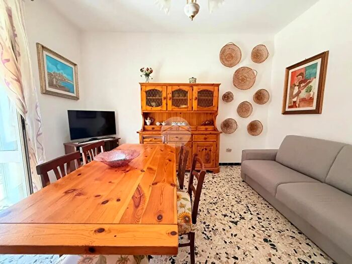 Appartamento trilocale in vendita in Via Luigi Canepa, Alghero