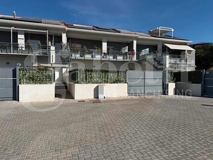 Appartamento con 5 locali in vendita in Via Sant'Antonio da Padova, Gravina Di Catania