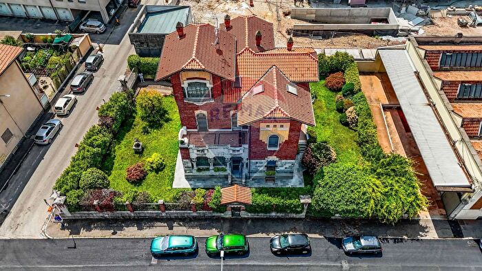 Casa con 8 locali in vendita in Torino, Busto Arsizio