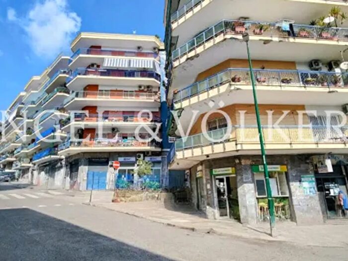 Appartamento con 5 locali in vendita in Viale delle Porcellane di Capodimonte, Napoli