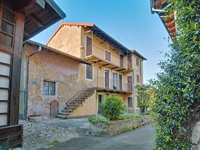Casa con 8 locali in vendita in Via Somisso, Laveno Mombello