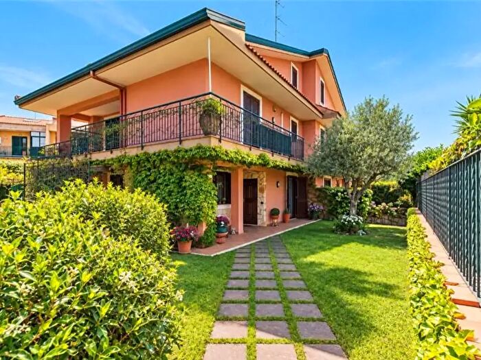Casa con 9 locali in vendita in Via Federico De Roberto, San Gregorio Di Catania