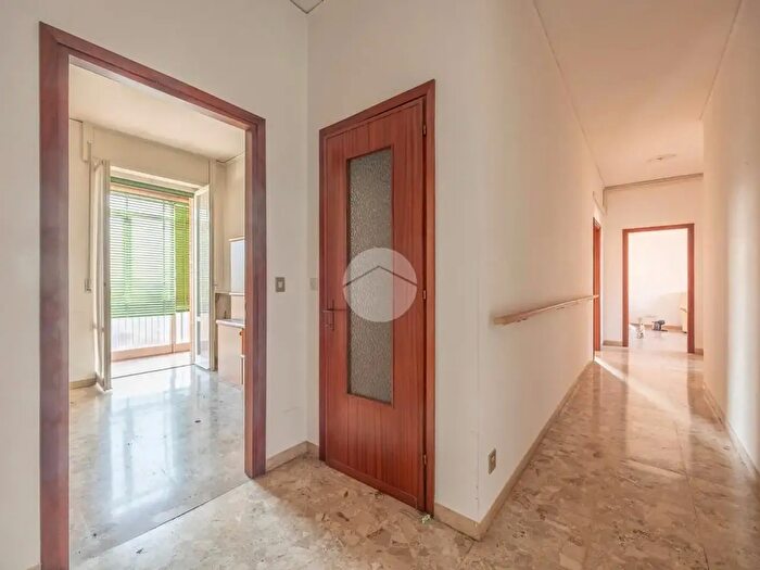 Appartamento con 5 locali in vendita in Via Vittorio Fainelli, Verona