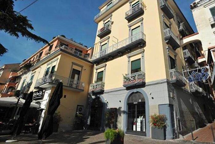 Appartamento trilocale in affitto in VICOLO COLONNE, Centro Storico Teatro Verdi, Salerno