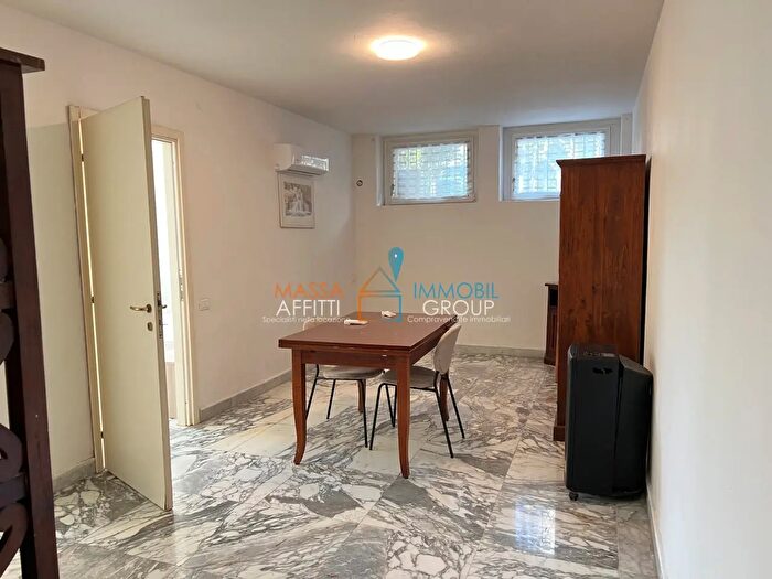 Appartamento trilocale in vendita in Via Garibaldi, Carrara