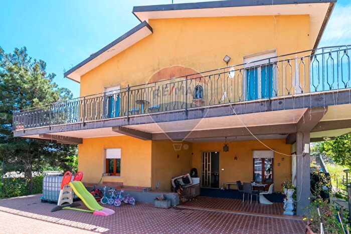 Casa con 8 locali in vendita in Via Montanara, Mascalucia