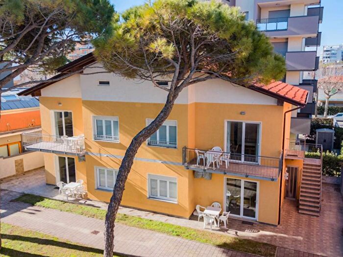 Appartamento trilocale in affitto in Via Paluzza, Centro, Lignano Sabbiadoro