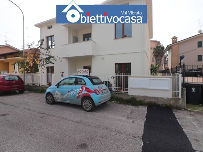 Appartamento con 5 locali in affitto in Via Giacomo Leopardi, Centro, Martinsicuro