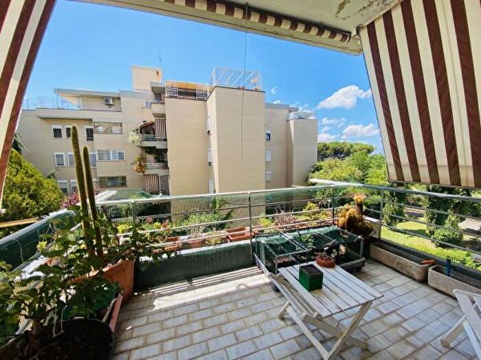 Appartamento con 5 locali in vendita in Via Poggio Verde, Roma