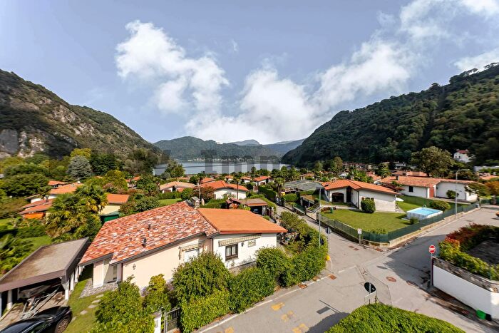 Appartamento con 5 locali in vendita in Lavena Ponte Tresa