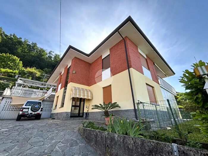 Casa con 7 locali in vendita in Via Bruetto, Burolo