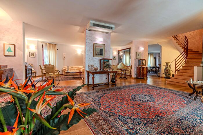 Casa con 18 locali in vendita in Via Don Canestri, Alessandria