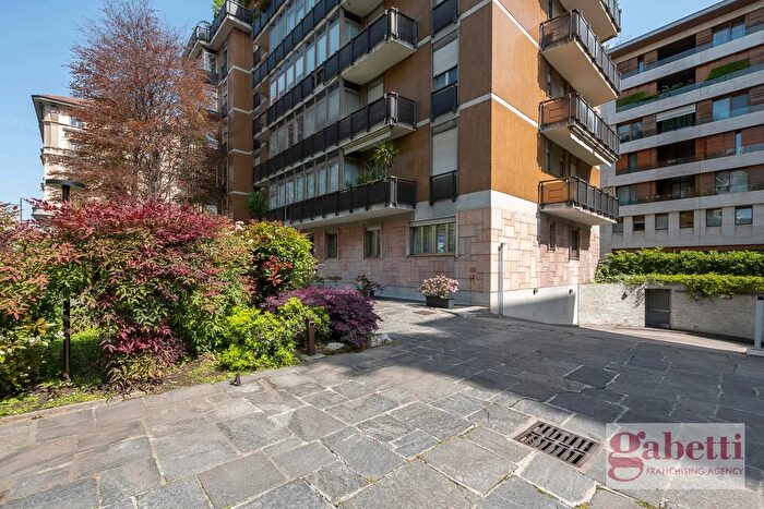 Appartamento con 6 locali in vendita in Viale Bianca Maria, Milano