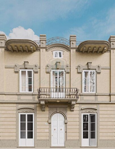 Casa con 6 locali in vendita in Piazzale Dante Alighieri, Viareggio