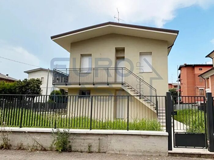 Casa con 7 locali in vendita in Via Vittorio Veneto, Formigine