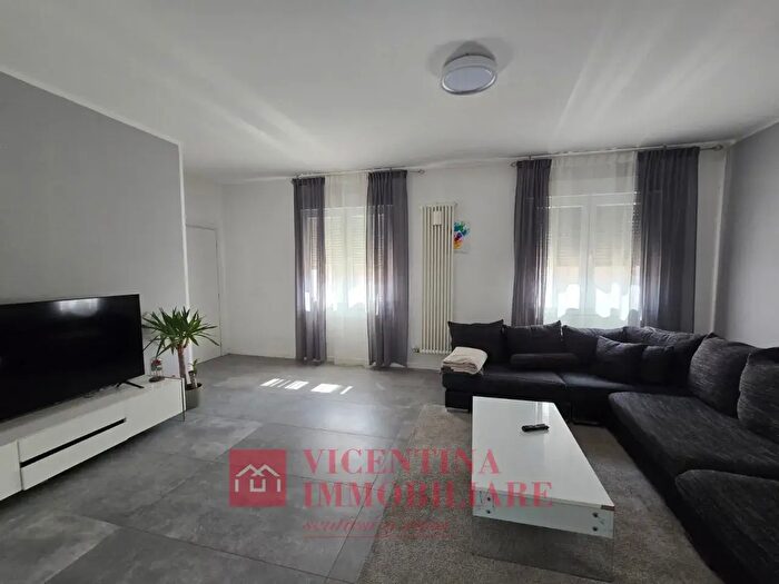 Casa con 6 locali in vendita in Via Chiesa, Zovencedo