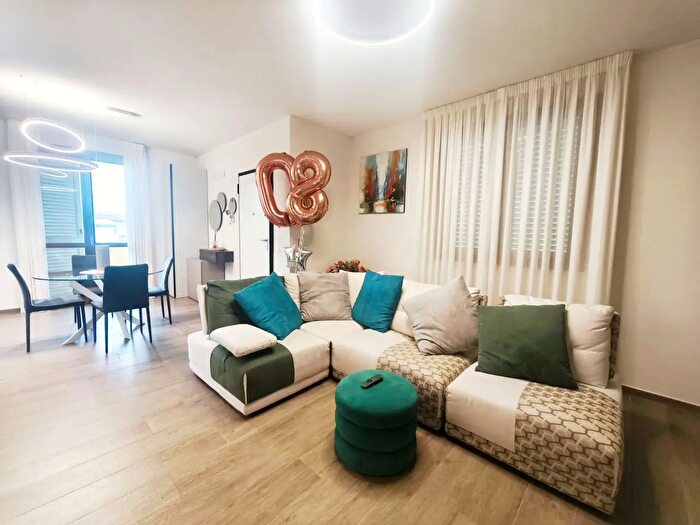 Appartamento con 5 locali in vendita in Via Melone, Santa Maria A Monte