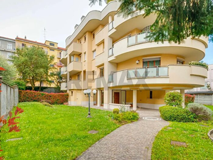 Appartamento con 6 locali in vendita in Via Quadro, Legnano