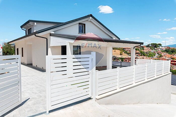 Appartamento con 6 locali in vendita in Via Carlo Cattaneo, Monterotondo