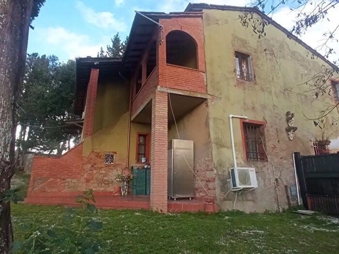 Casa con 6 locali in vendita in Palaia